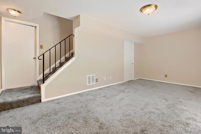 Building Photo - 907 Spry Harb