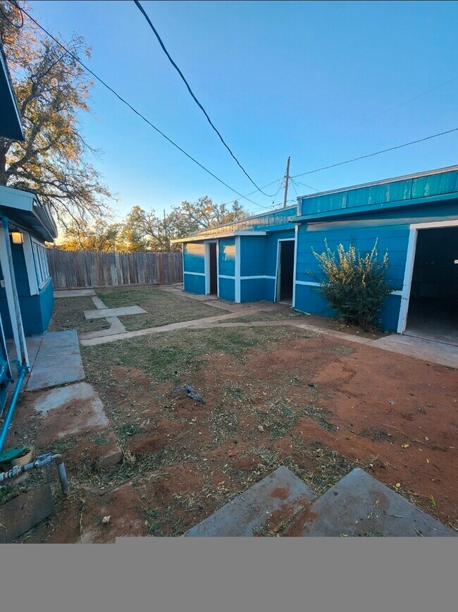 Building Photo - Take a look inside! 4 bed 2 bath with 3 car garage