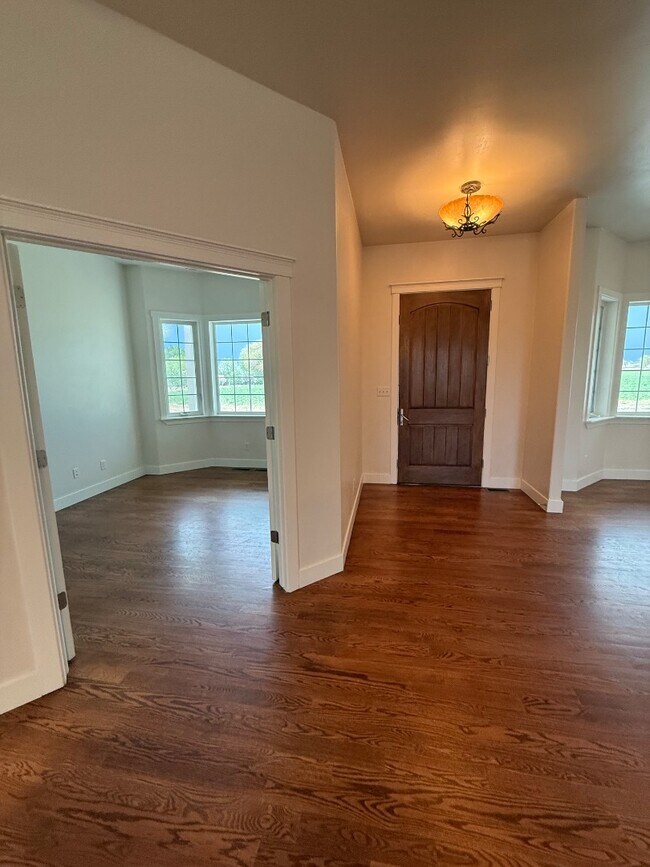 Building Photo - 2630 New Orchard Ct