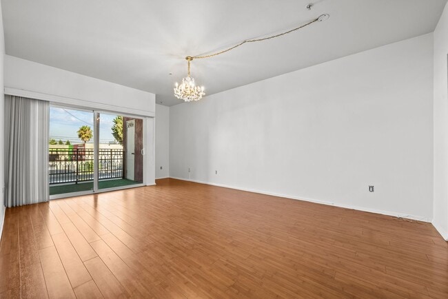 Building Photo - Amazing 2 Bed Condo in Noho!