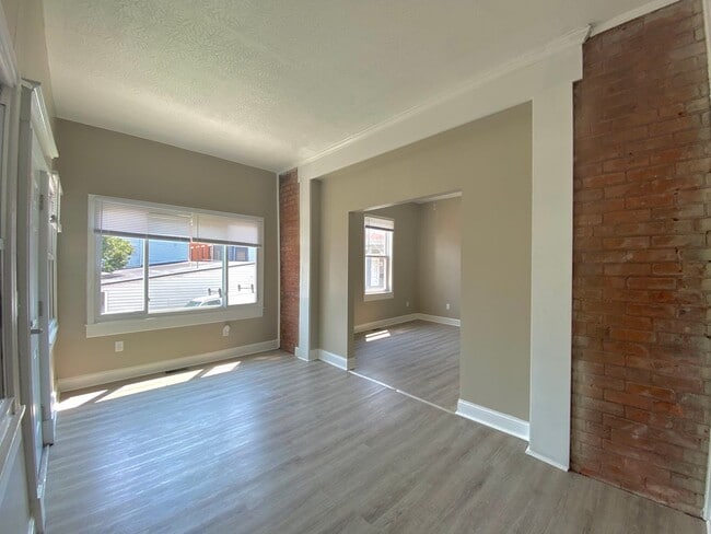 Building Photo - 5 bed/ 2 Bath Mins. from UC Only $750/pp (...