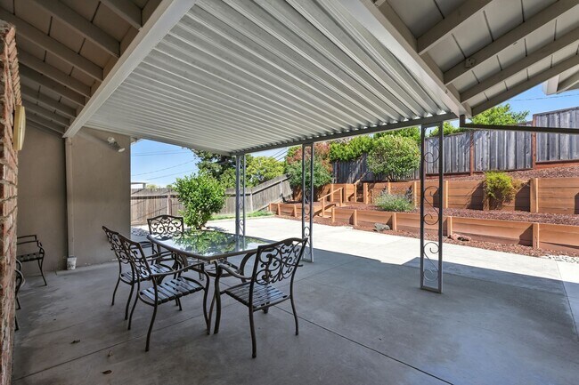 Building Photo - Spacious 2BD/2BA Home with Bonus Huge Room...