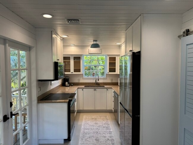 Building Photo - 2732 Weeks Ave