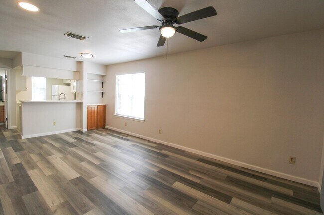 Building Photo - 933 Schertz Pkwy