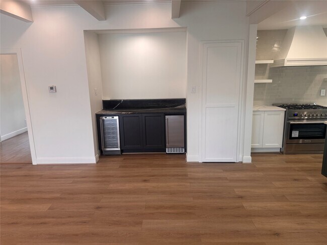 Building Photo - 4726 Ivanhoe St