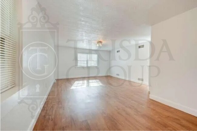 Building Photo - Avail June 1st! Renovated Crafton 2BR Apt, A/C, Private laundry/storage, Parking, Pets OK!