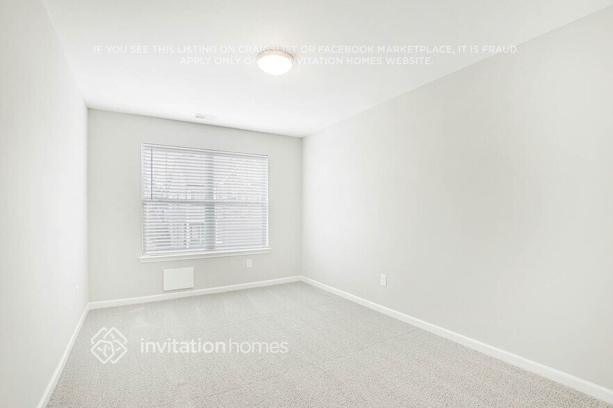 Building Photo - 3941 Lake Manor Way