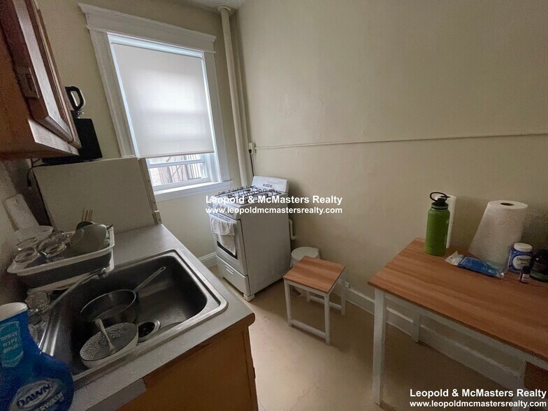 Building Photo - 197 Kelton St