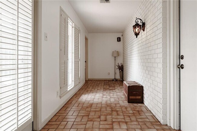 Building Photo - 337 Poenisch Dr