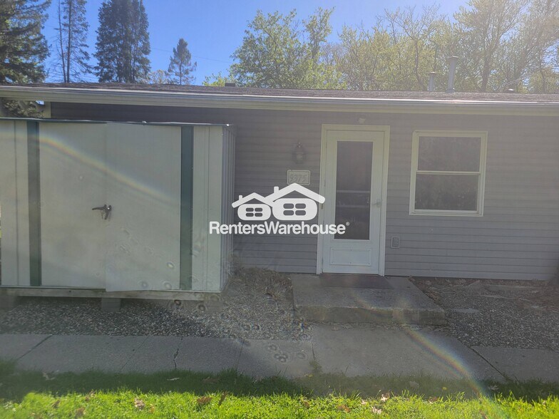 Building Photo - 9375 Country Dr