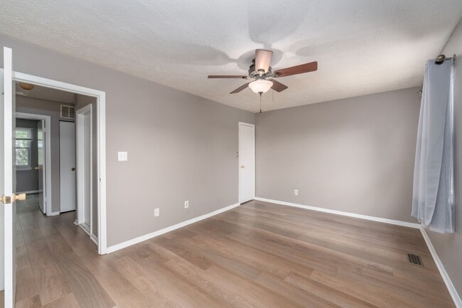 Building Photo - 27 Sylvan Park Ct