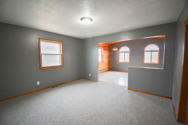 Building Photo - For Rent – Stunning 3-Bed, 2.5-Bath Countr...