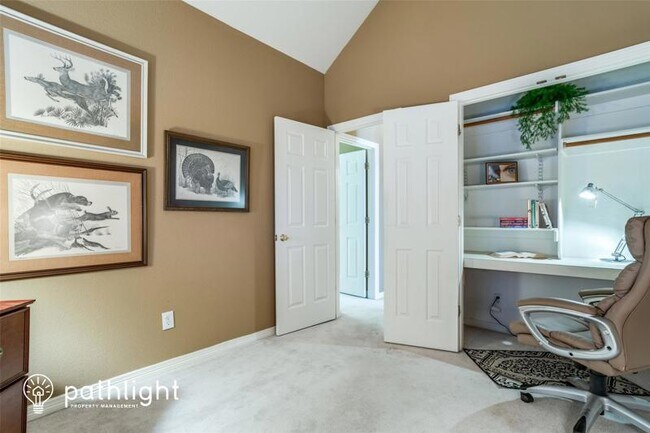 Building Photo - 2885 Ridgedale Dr