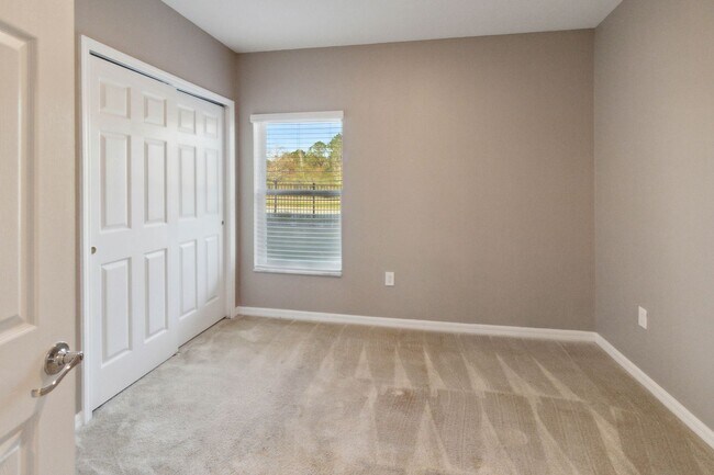 Building Photo - Like New 4/3 Townhome in Gated Community W/ Community Pool