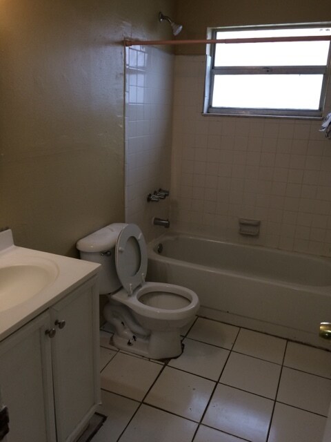 Building Photo - 1104 NW 8th Ave