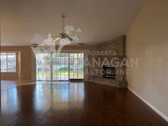 Building Photo - Large 4 Bedroom/ 2  Bathroom home