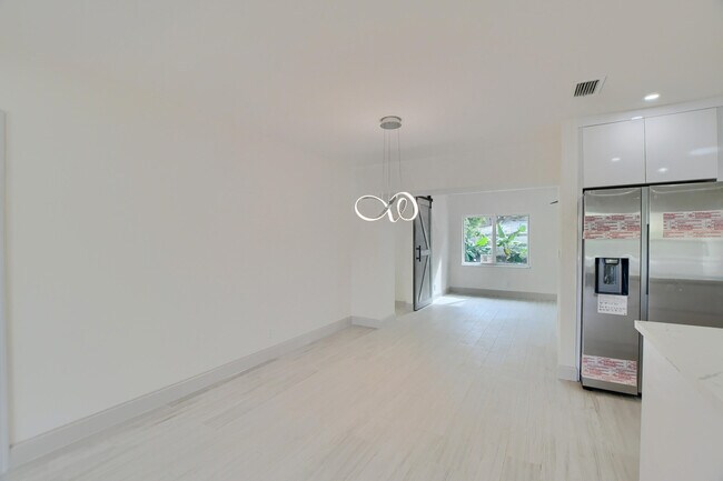 Building Photo - 800 W Camino Real