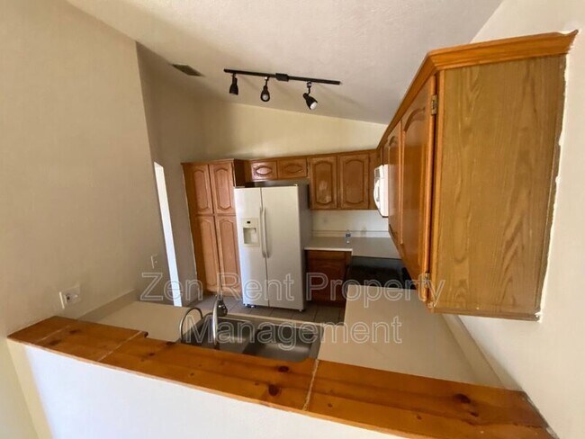 Building Photo - 921 S Val Vista Dr