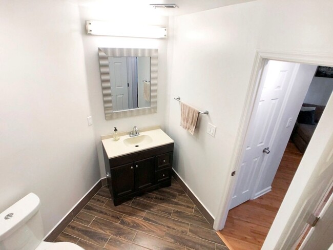 Building Photo - Beautiful Updated 2BR/2BA Condo Near Beltline