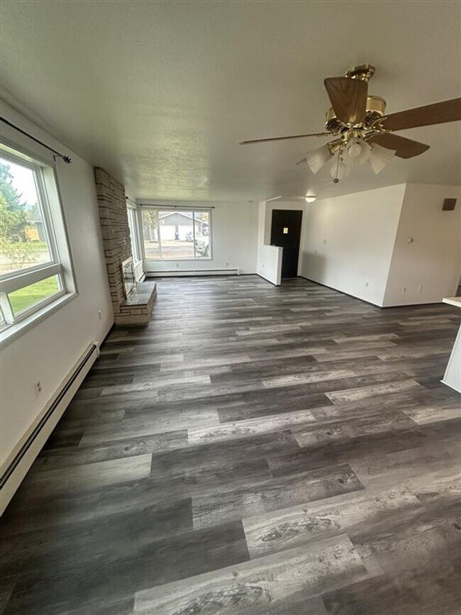 Building Photo - 209 E 3rd St