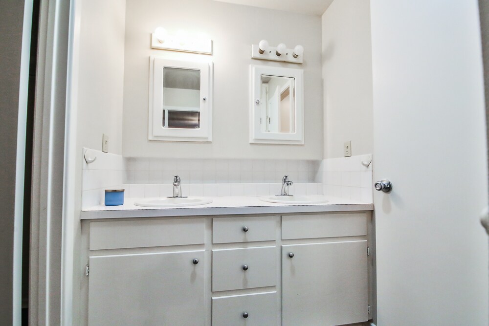 Building Photo - 711 6th Plz