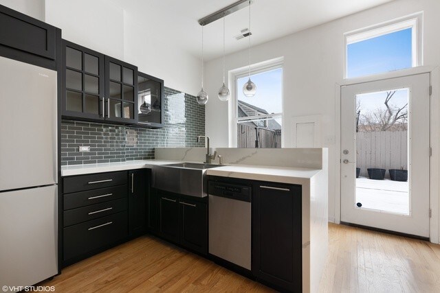 Building Photo - 747 S Western Ave