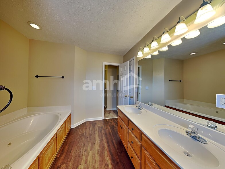 Building Photo - 2122 Creek Trail Dr