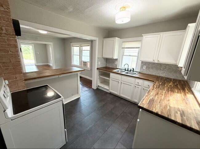 Building Photo - Updated 2 Bedroom/ 1 Bath Home in KCMO