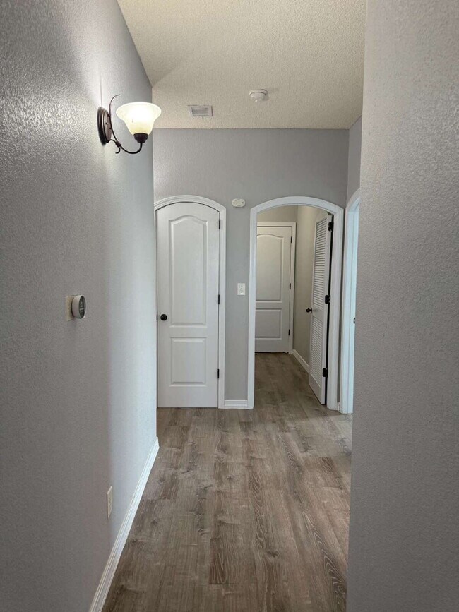 Building Photo - "Charming 3-Bedroom Retreat with 2 Full Ba...