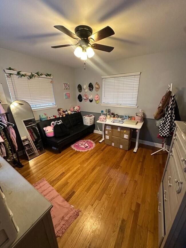 Building Photo - Brentwood - 3 bedroom, 1.5 bathroom, 1 car...