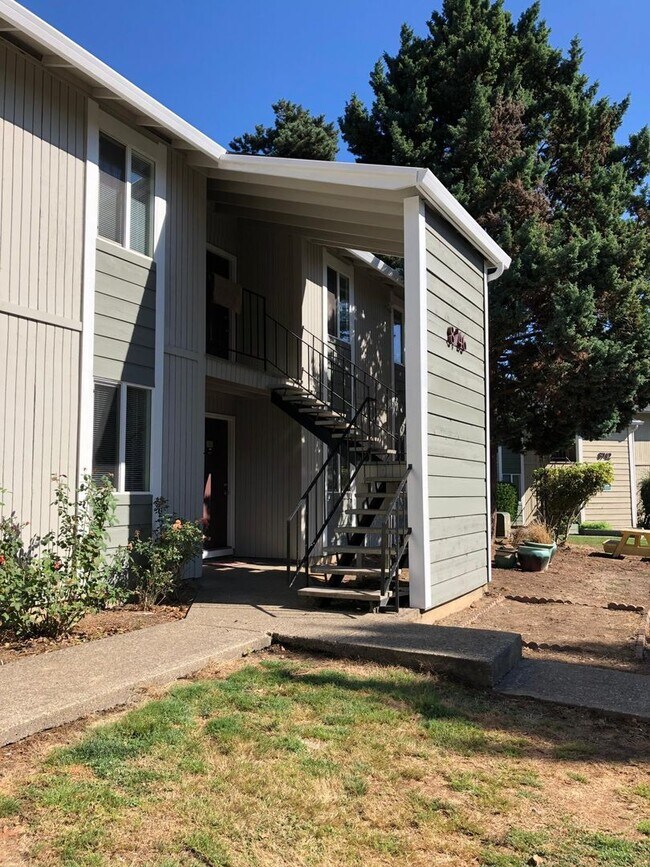 Building Photo - St. Johns 1 bedroom 1 bath in park-like setting.