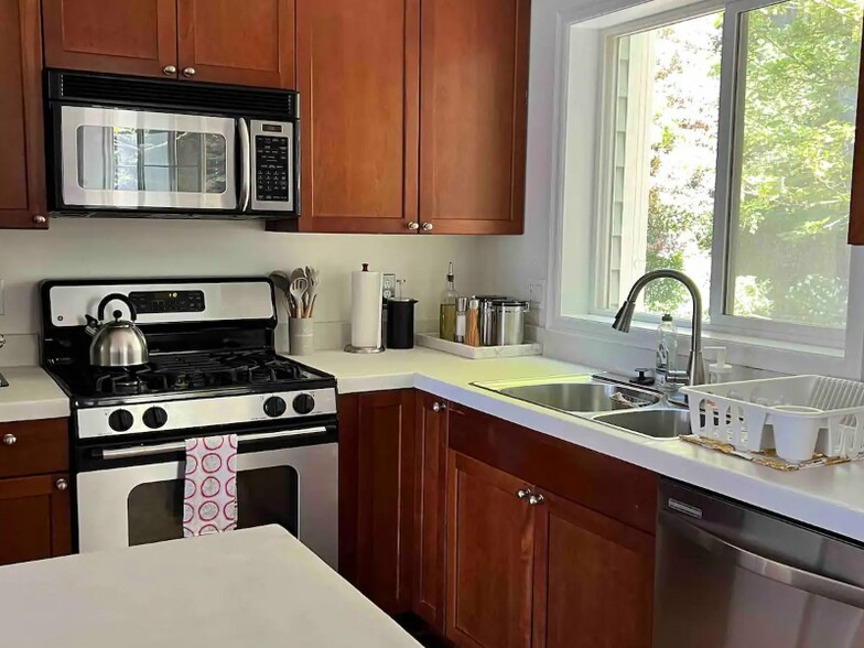 Building Photo - 1802 Franklin Ave E