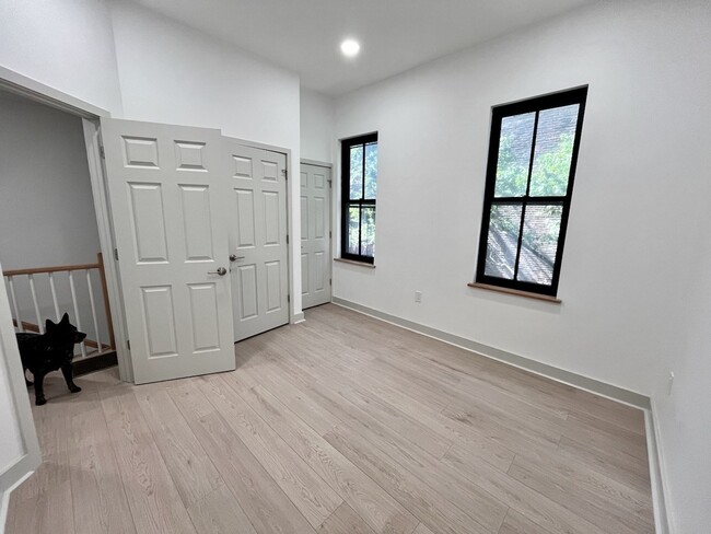 Building Photo - 52 Clarendon St