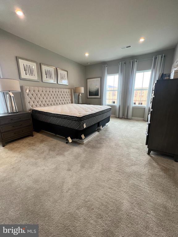 Building Photo - 5 Sidney Ln