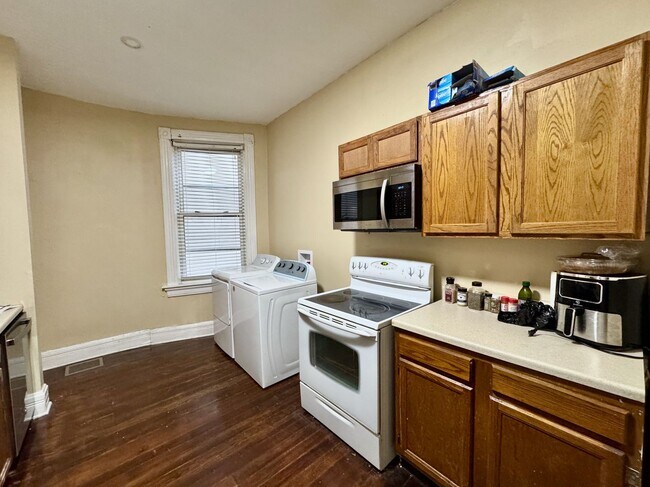 Building Photo - 4 Bed/2 bath UC Rental On Victor + Parking...