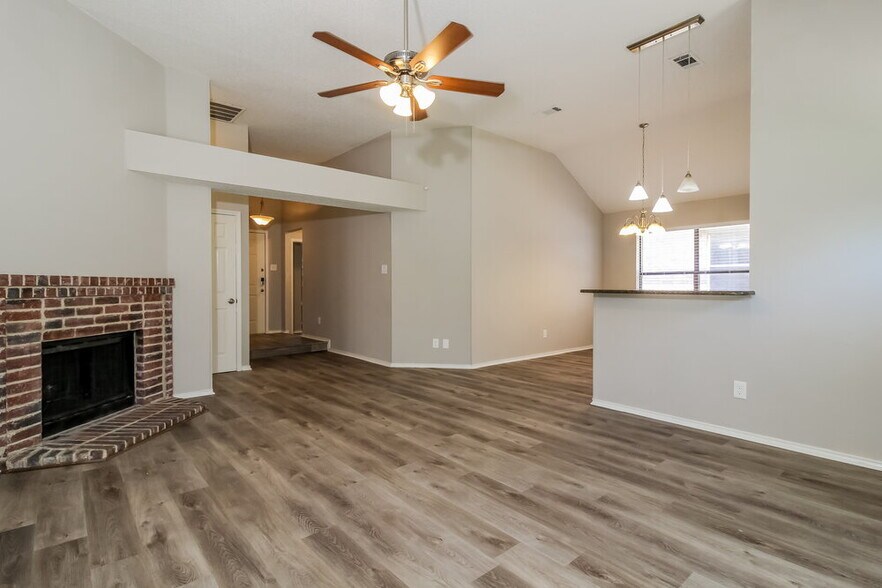 Building Photo - 701 Park View Ave