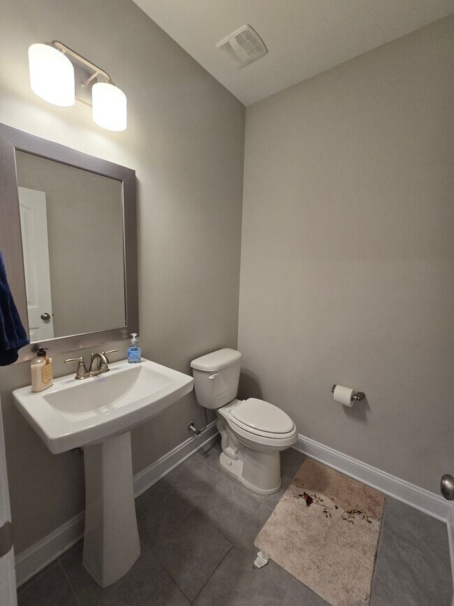 Building Photo - NEW LISTING!!!!!
