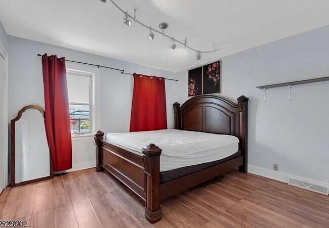 Building Photo - 550 Spring St