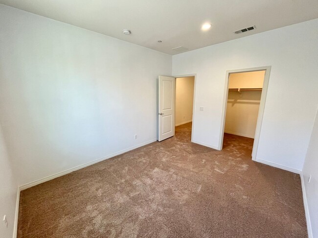 Building Photo - Updated 3BD 2.5BA Townhouse in Imperial Be...