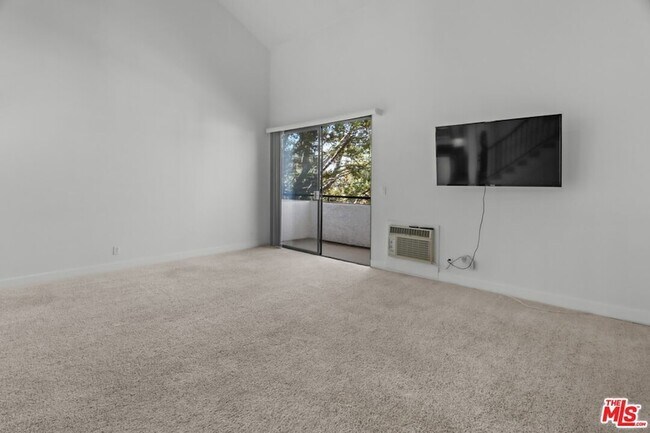 Building Photo - 10982 Roebling Ave