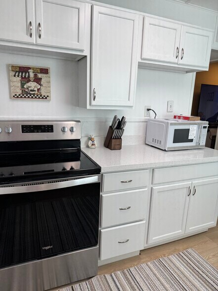 Building Photo - 820 Hope St