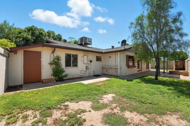 Building Photo - Inviting 3-bedroom, 2-bathroom home in the...