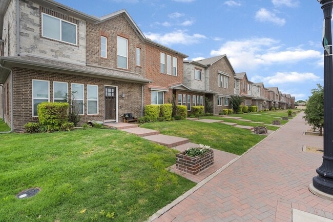Building Photo - 5871 Rivendell Dr