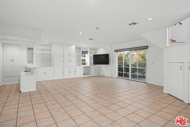 Building Photo - 10543 Almayo Ave