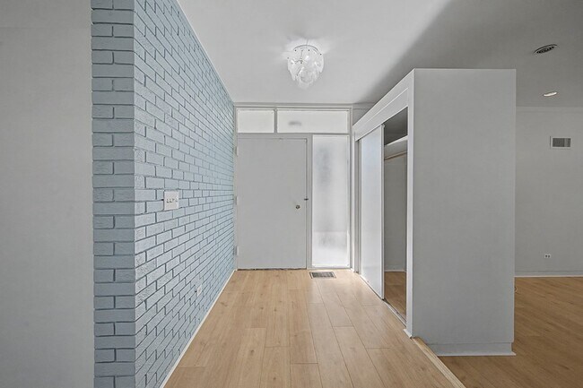 Building Photo - 1008 N Van Buren St