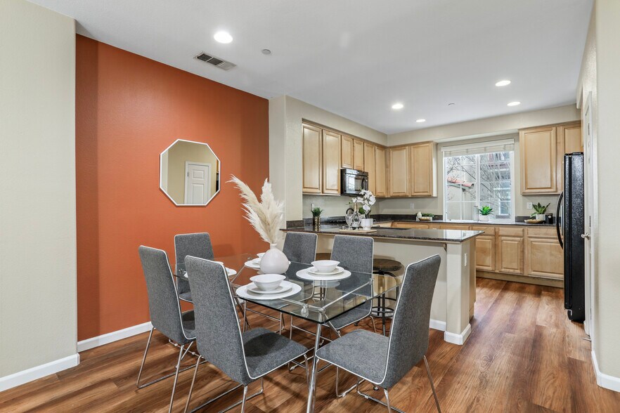 Building Photo - 690 Claridad Loop