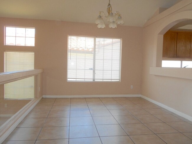 Building Photo - Spacious 4 bedroom Home Located in the Desirable Area of Henderson!