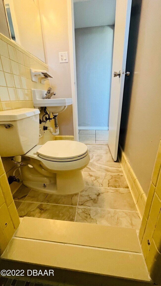 Building Photo - 732 N Halifax Ave