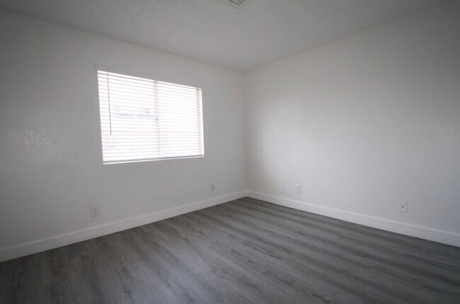 Building Photo - 921 Snug Harbor St