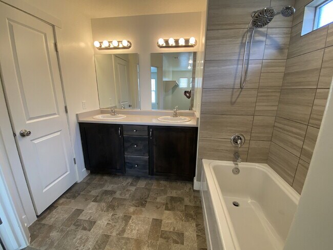 Building Photo - "Spacious 4-Bedroom Townhouse Retreat on S...